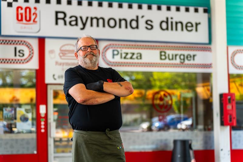 Person står utenfor Raymonds diner
