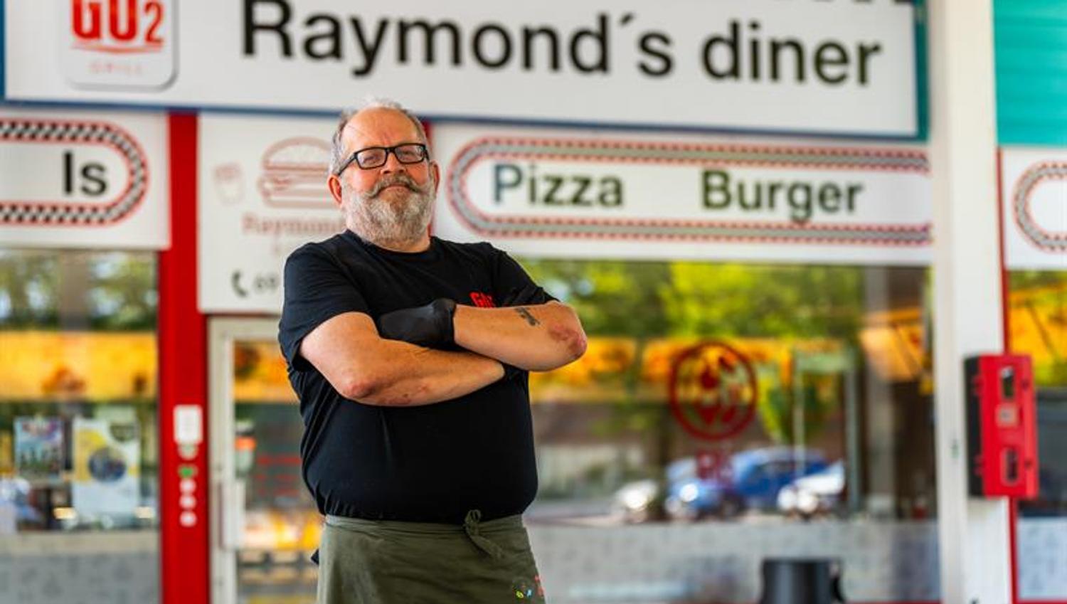 Person står utenfor Raymonds diner