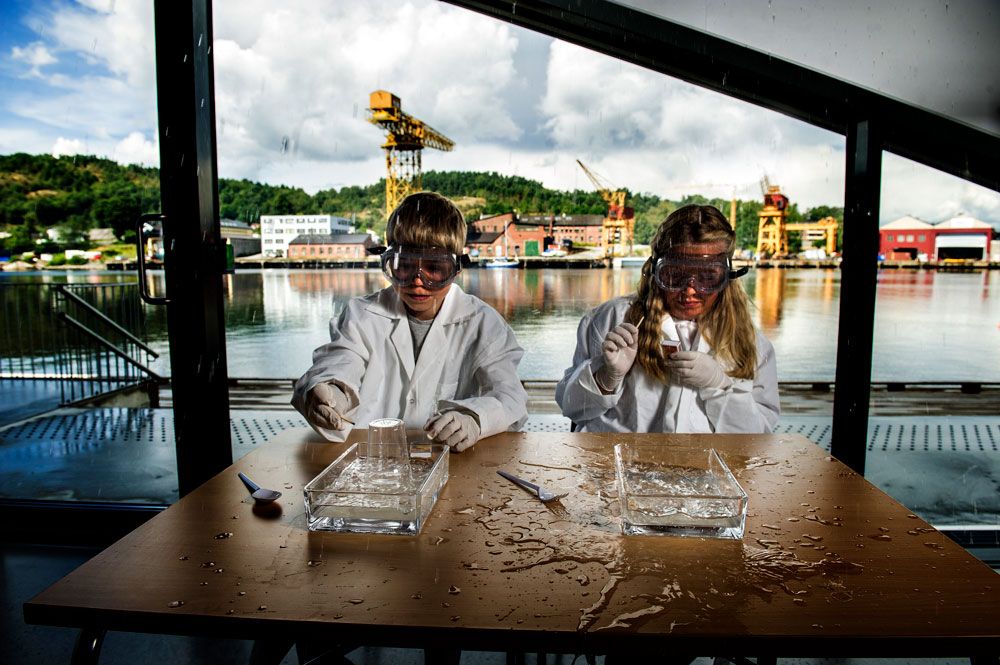 barn som eksperimenterer på DuVerden