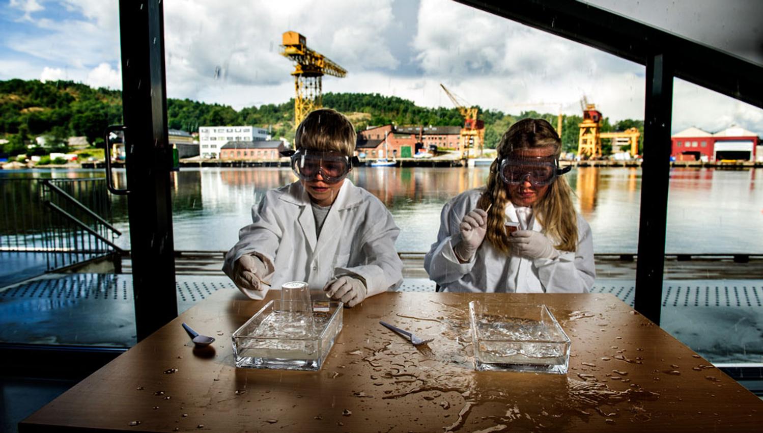 barn som eksperimenterer på DuVerden