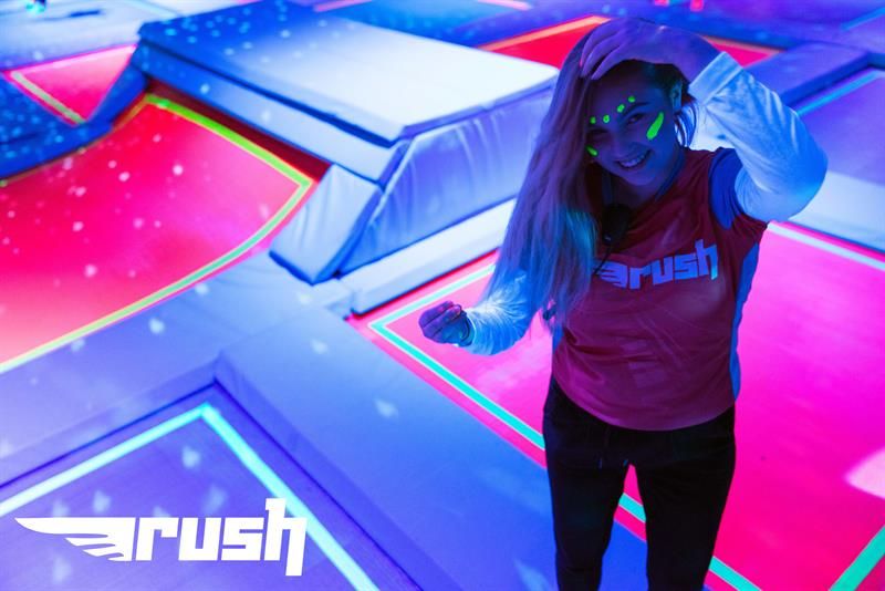En som smiler til kameraet på Rush trampolinepark