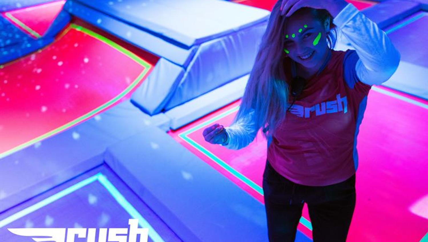 En som smiler til kameraet på Rush trampolinepark