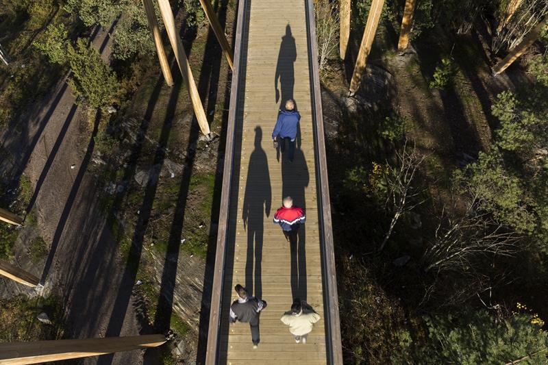 mennesker som går på tårnet sett fra et fugleperspektiv