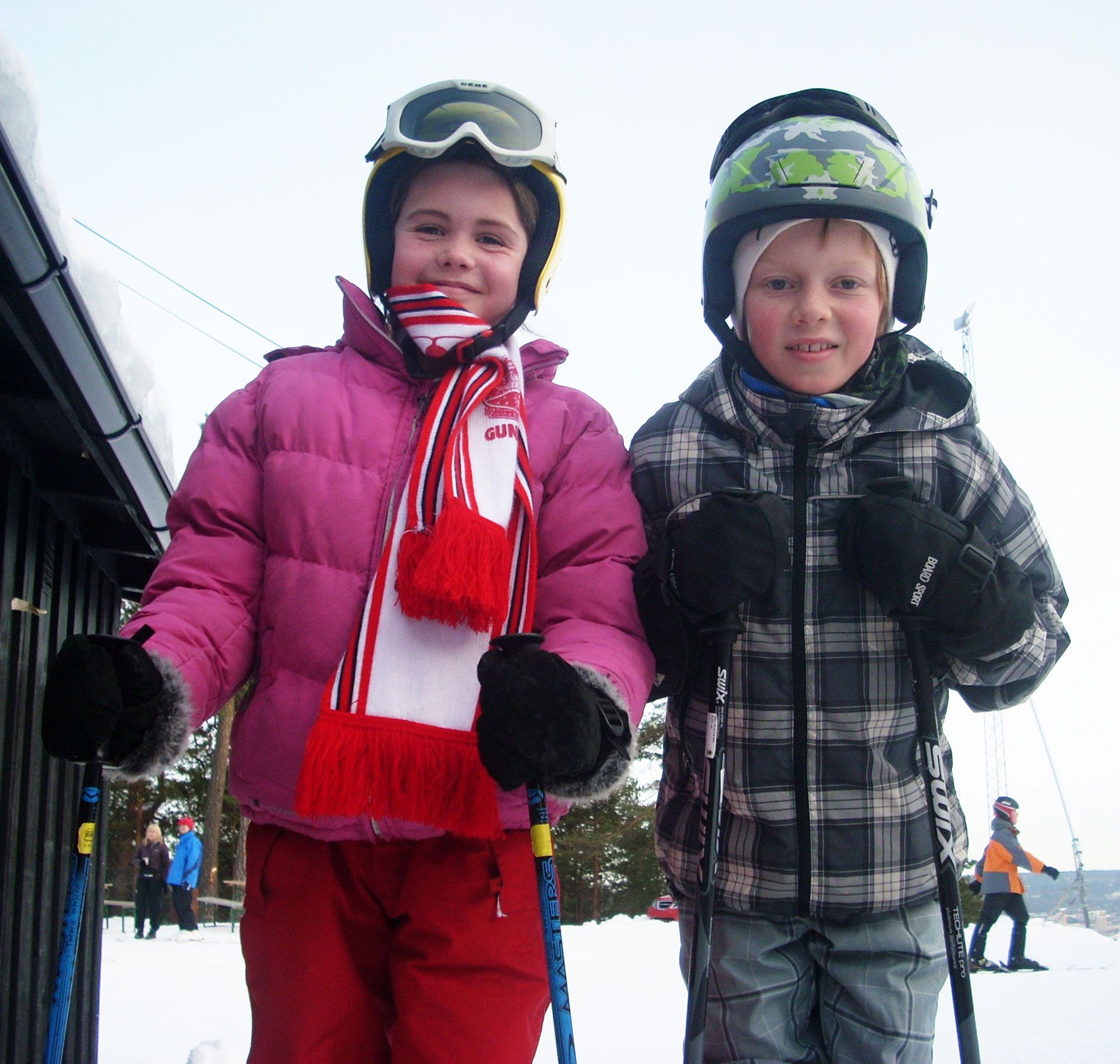 to barn i skibekledning