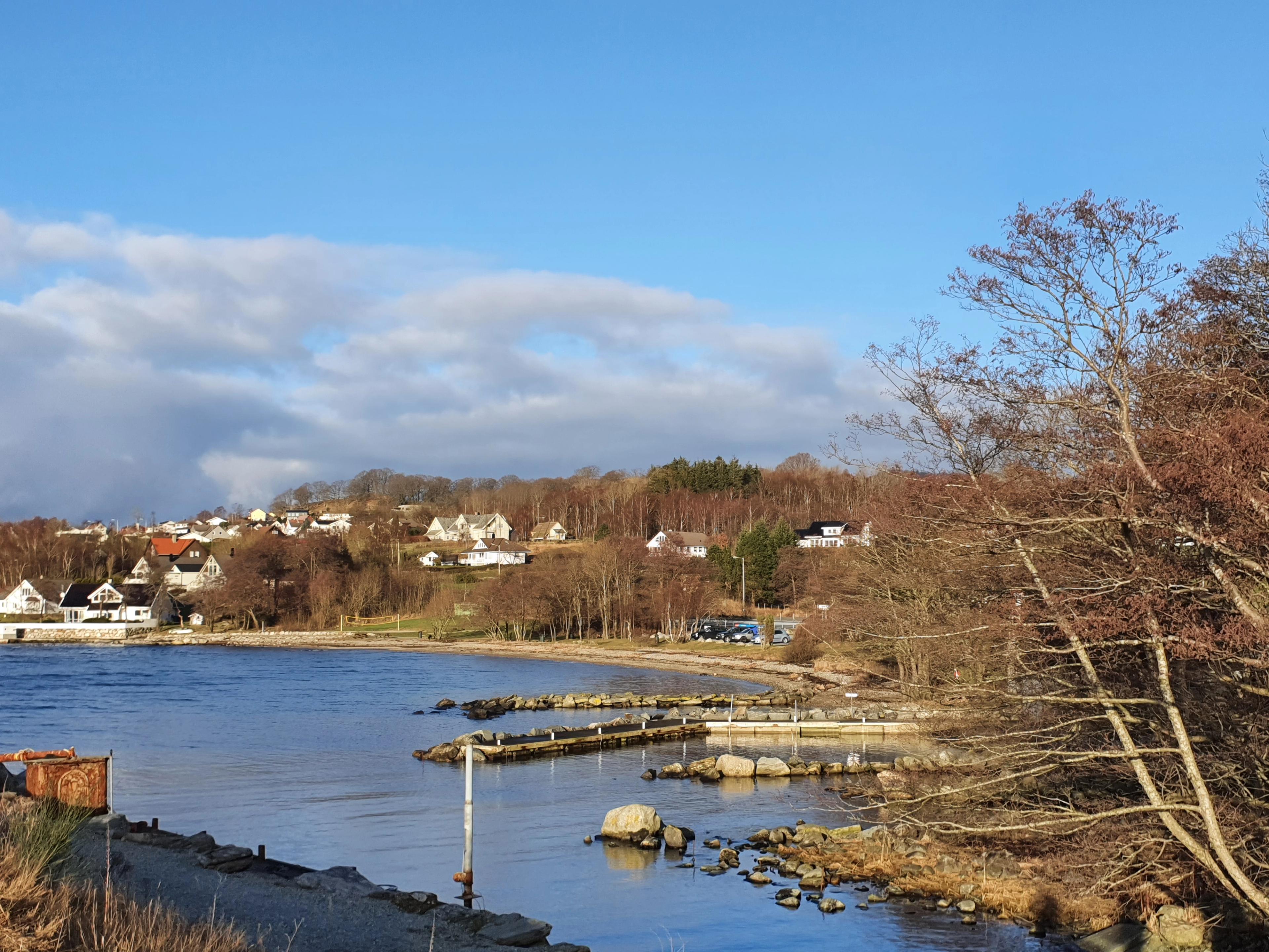 From Solbakk to the bathing places Strandastøa or Kuviga