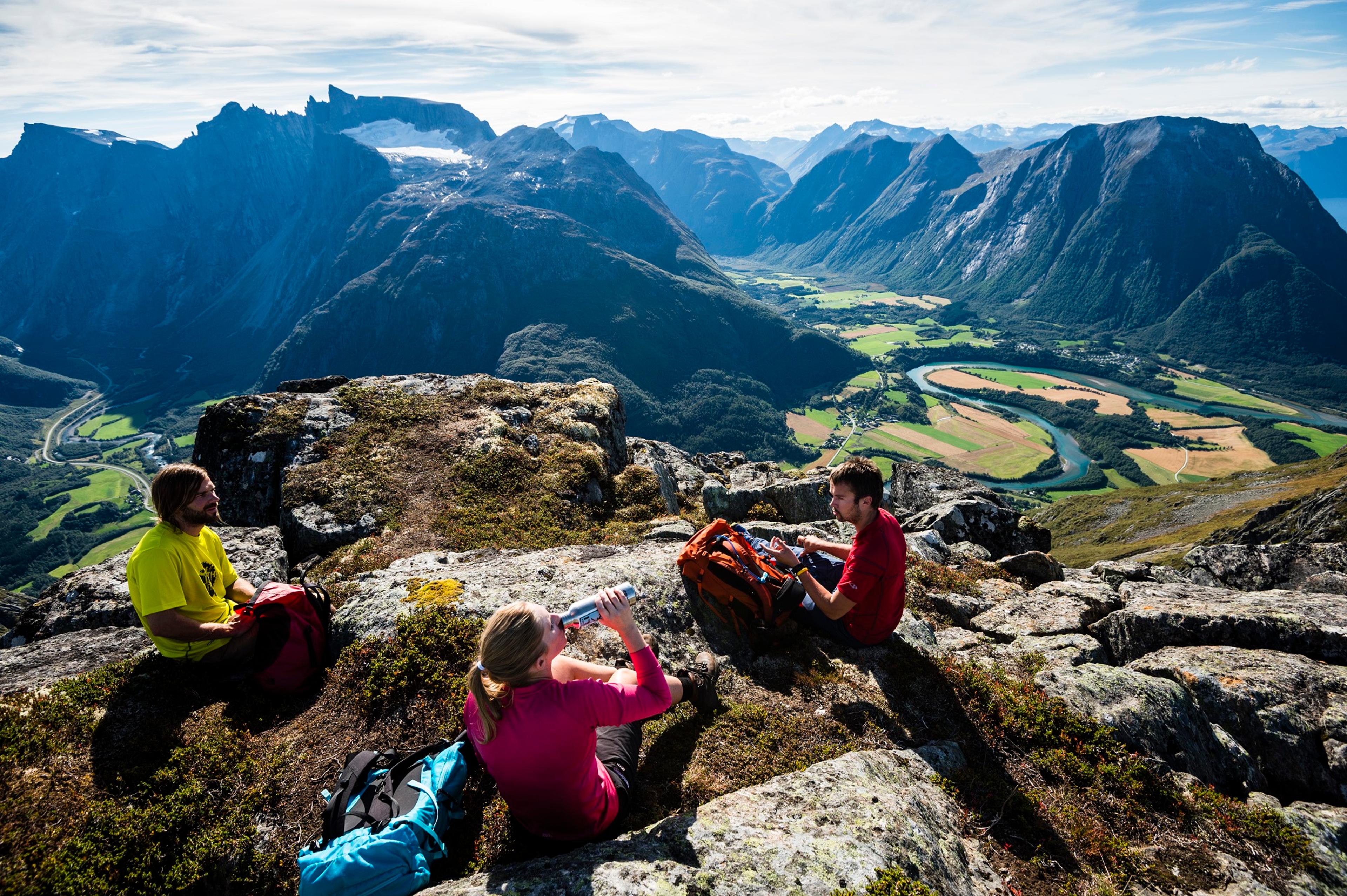 Romsdalseggen sunset hike with Hotel Aak