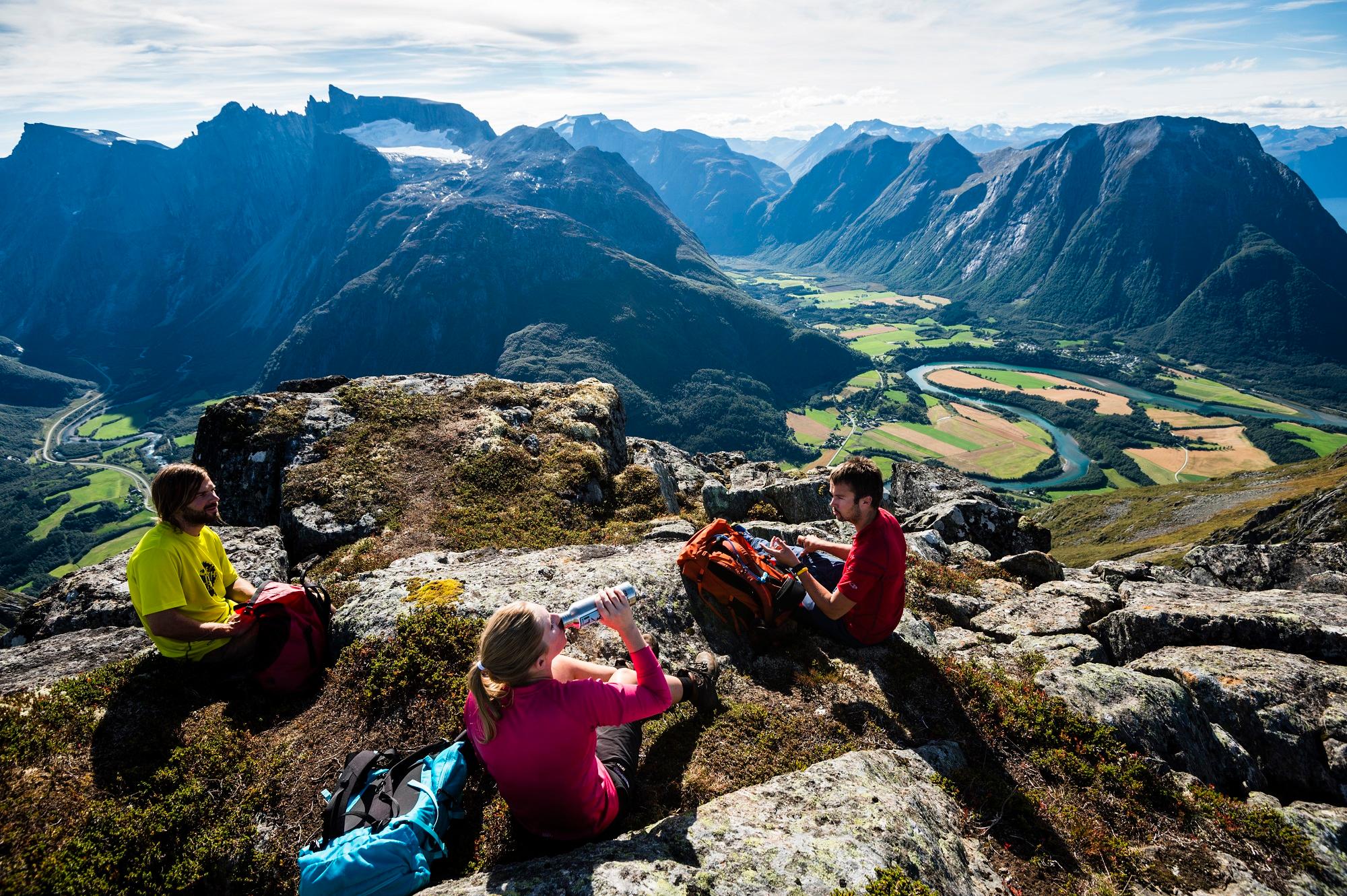 Romsdalseggen sunset hike with Hotel Aak