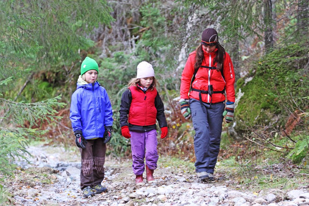 mor med barn går Hanakamjuvet