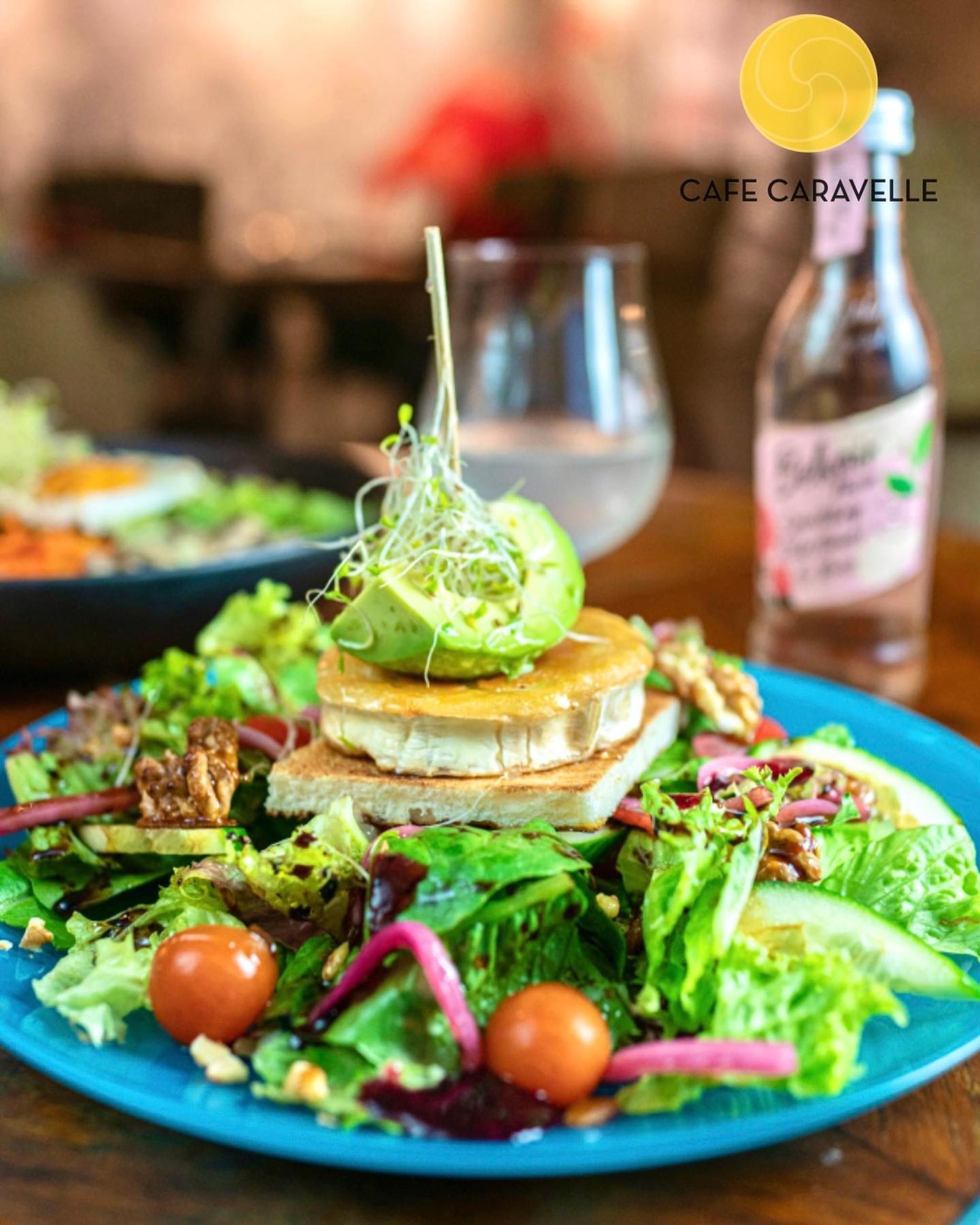 Chevre salat på tallerken