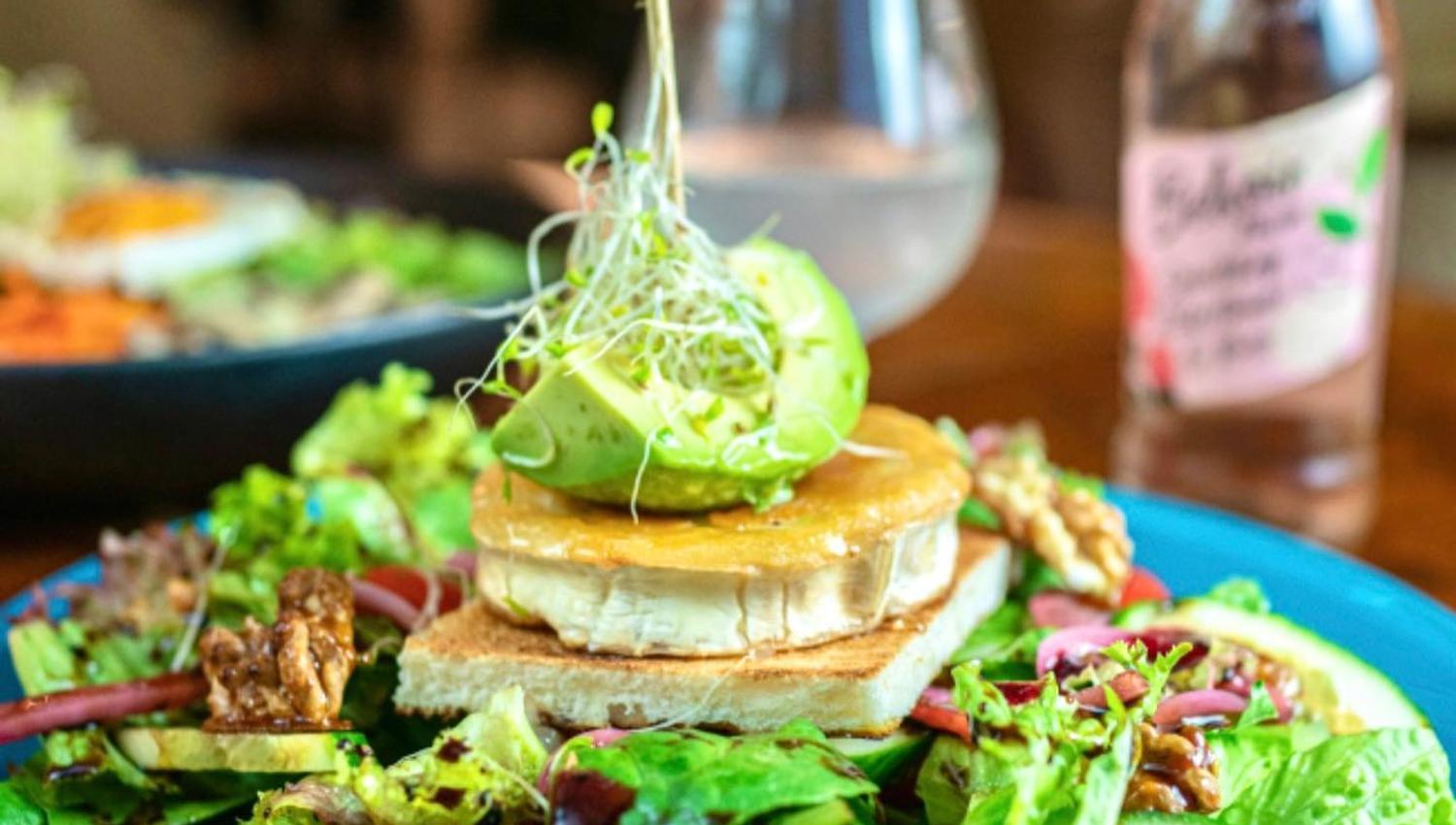 Chevre salat på tallerken