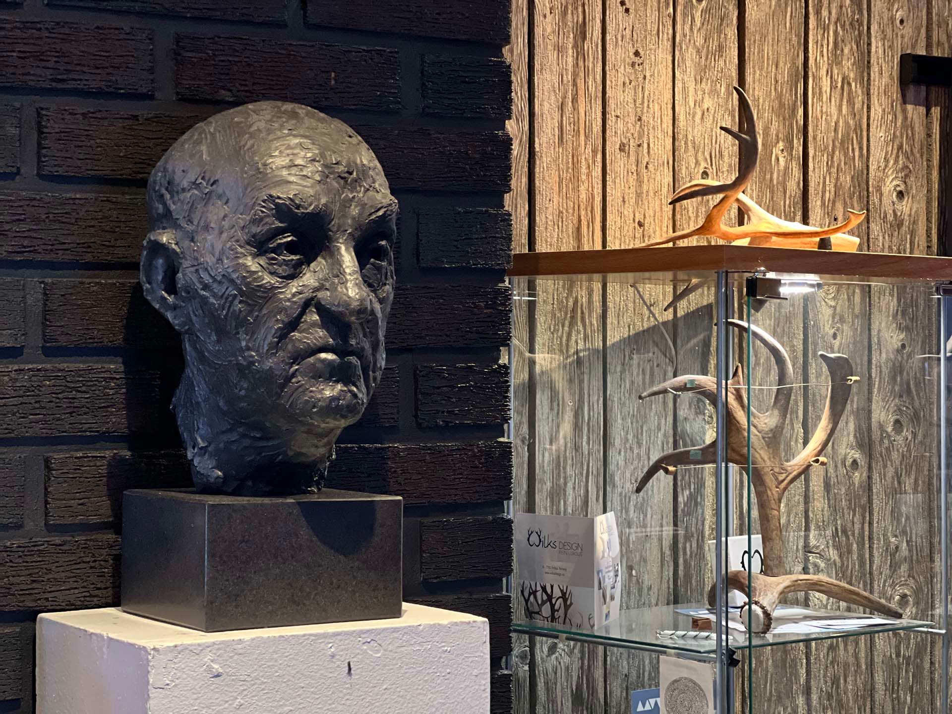 Byste av Joralf Jørstad i resepsjonen