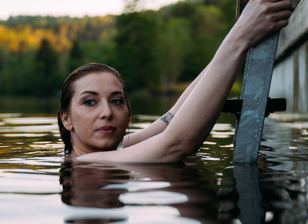 dame som bader ved badstuen til Skogens rom