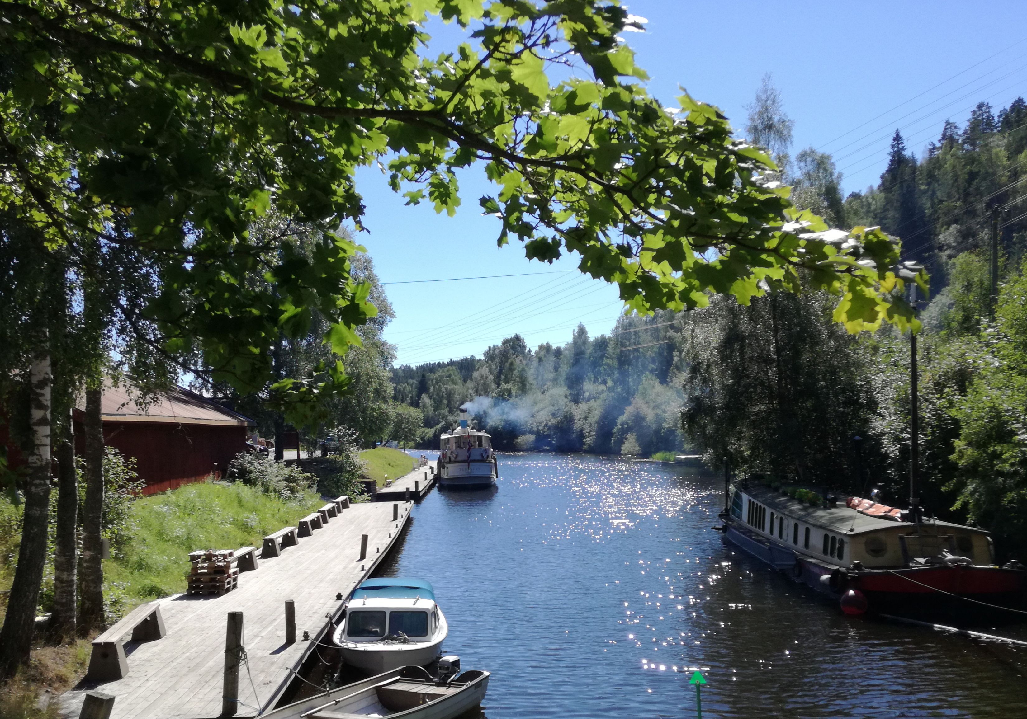 Båter langs bryggen