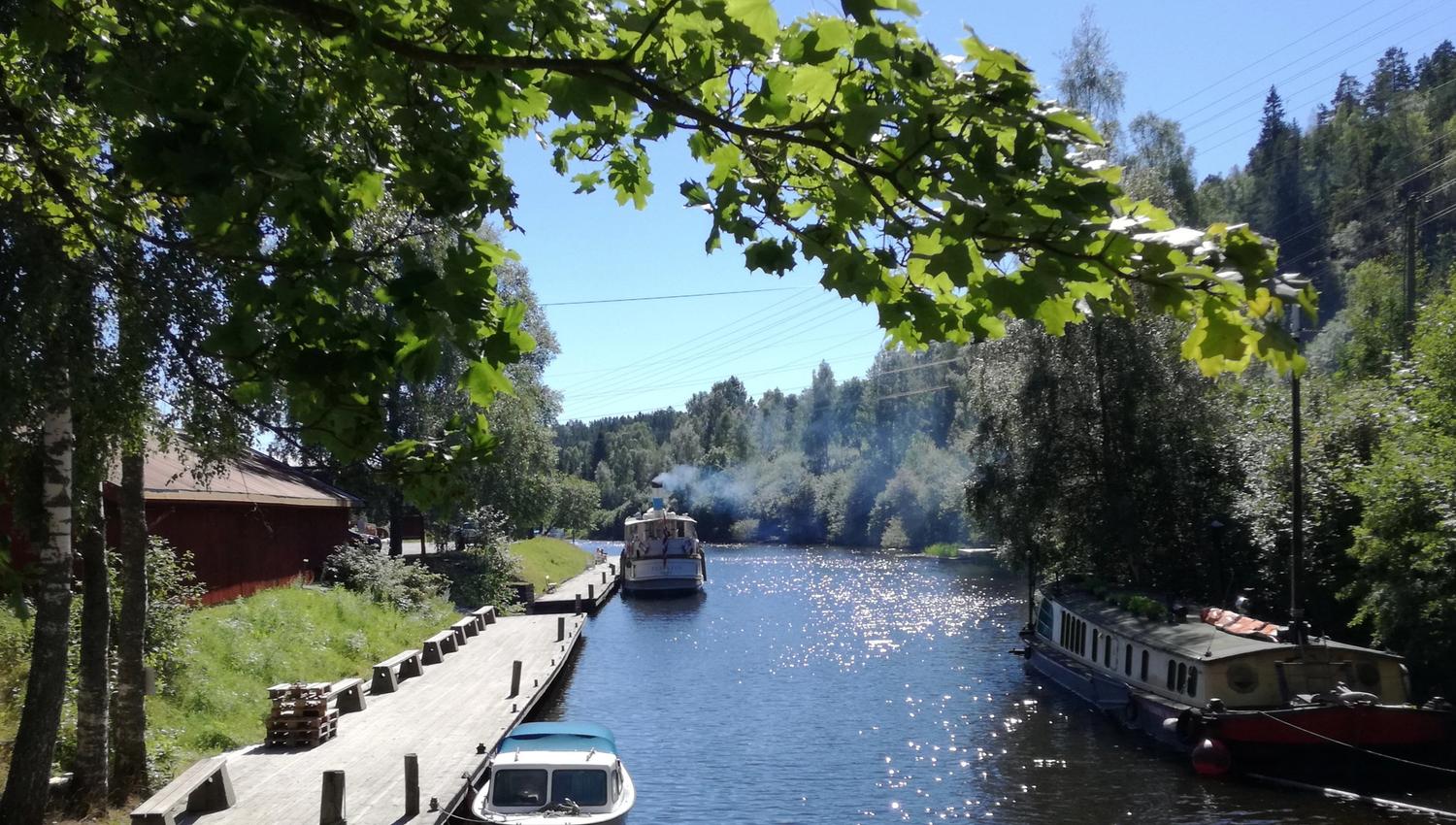 Båter langs bryggen