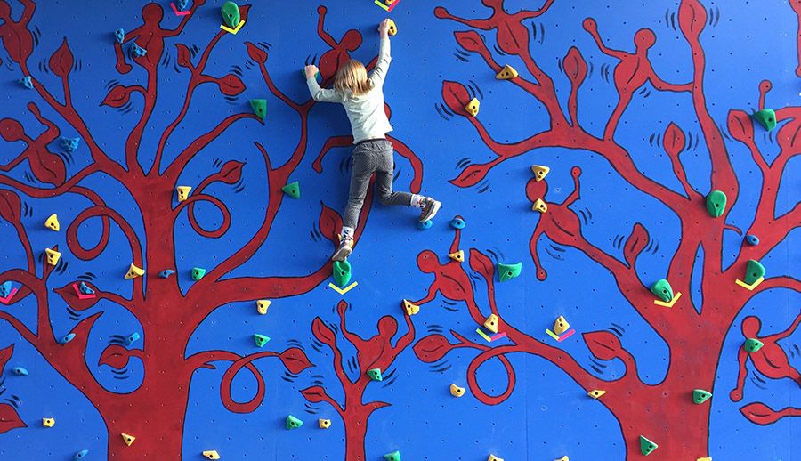 liten gutt klatrer i klatrevegg ved gang - og sykkelsti "Kragerøbanen" i Drangedal