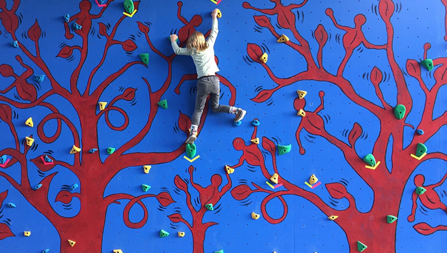 liten gutt klatrer i klatrevegg ved gang - og sykkelsti "Kragerøbanen" i Drangedal