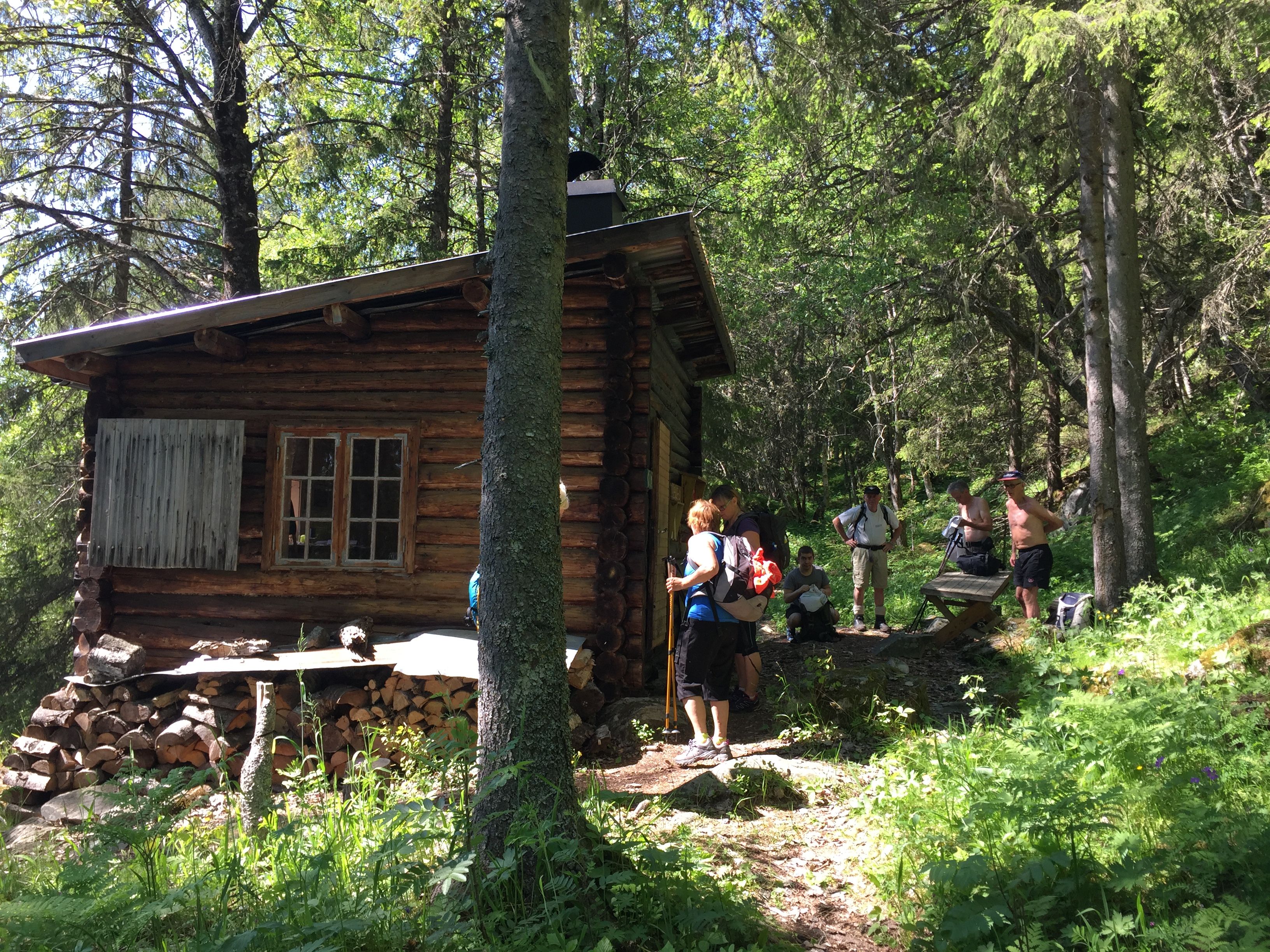 Heddebu - ei lita hytte langs turstien som er open for bruk og overnatting. Skriv deg gjerne inn i gjesteboka vår!