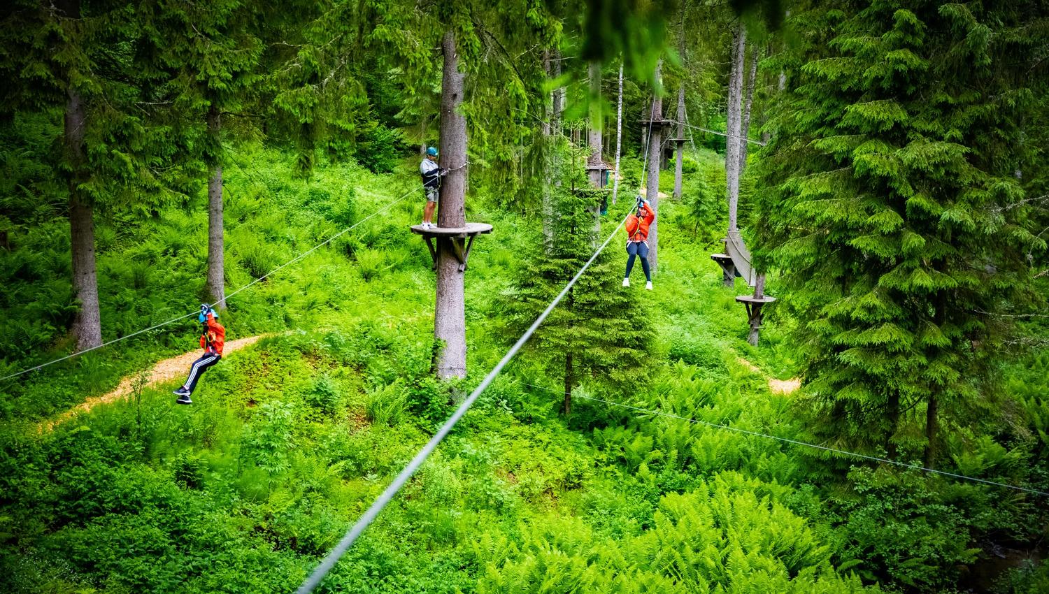 To stykker som kjører i zipline.
