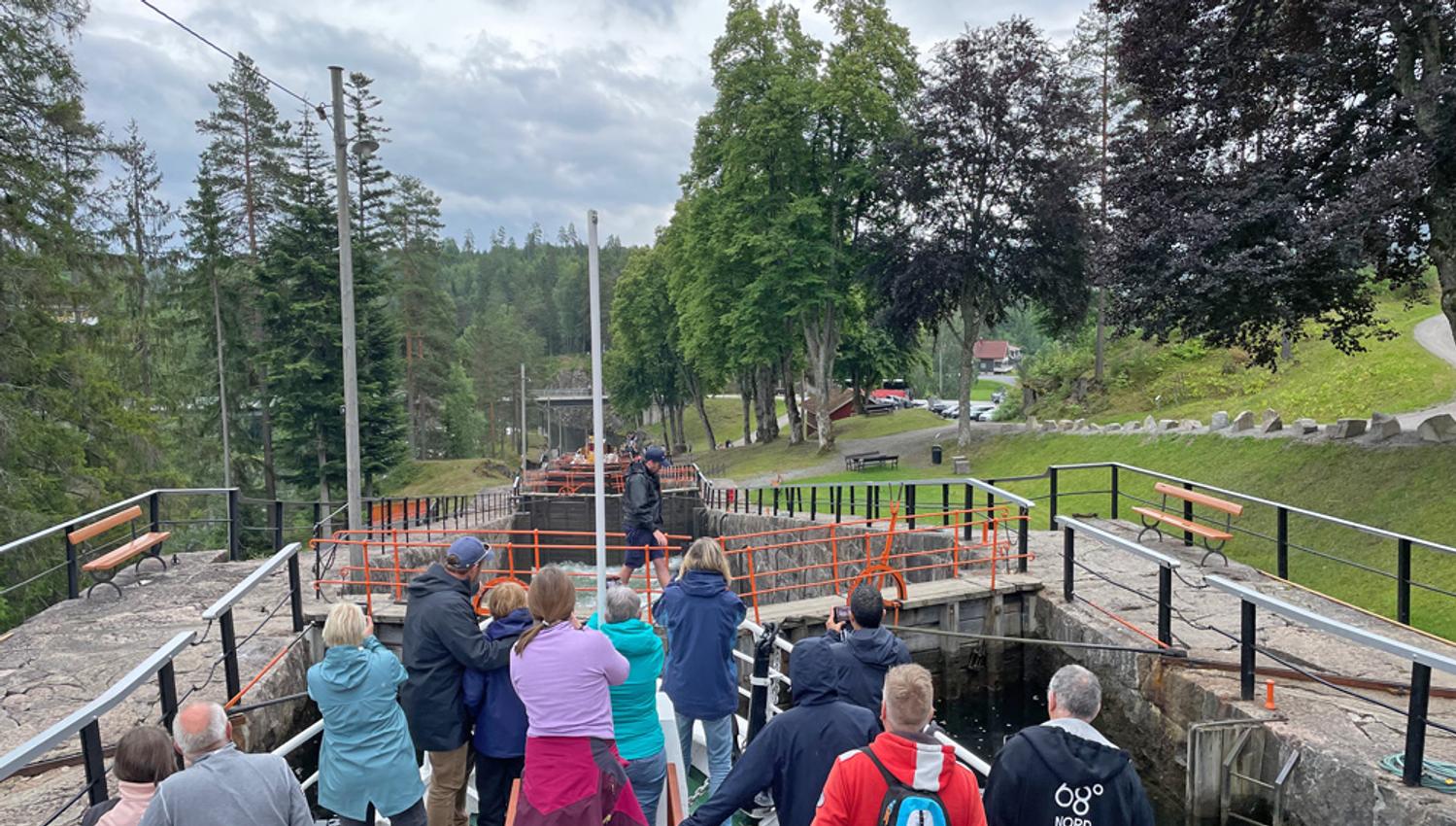 MS Telemarken i Vrangfoss sluse