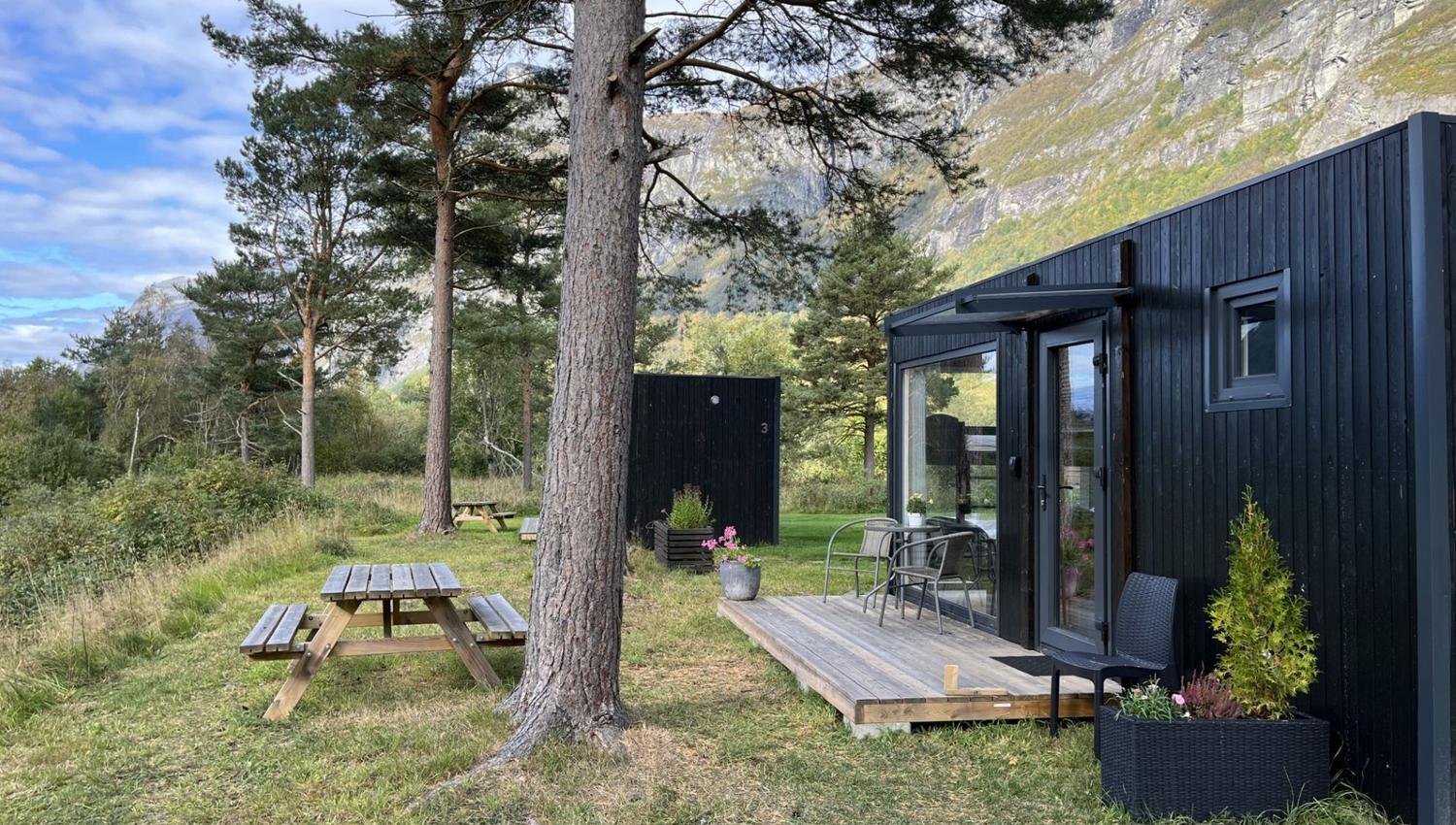 Modulhytte blant fosser og fjell