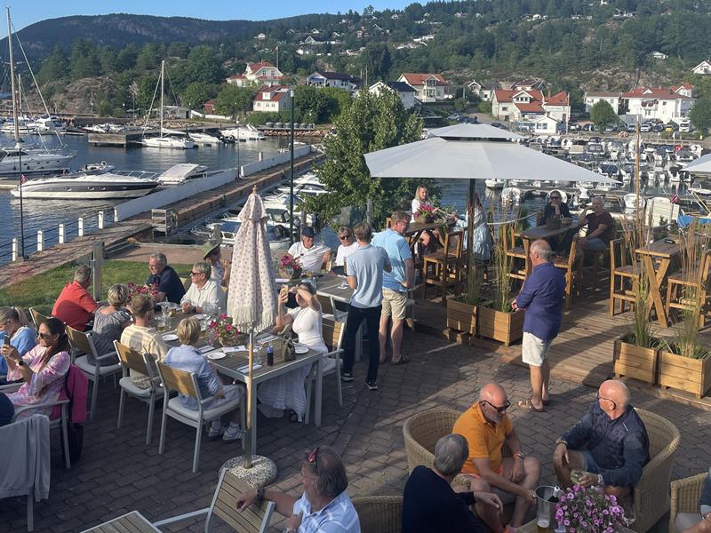 Terrasse med gjester