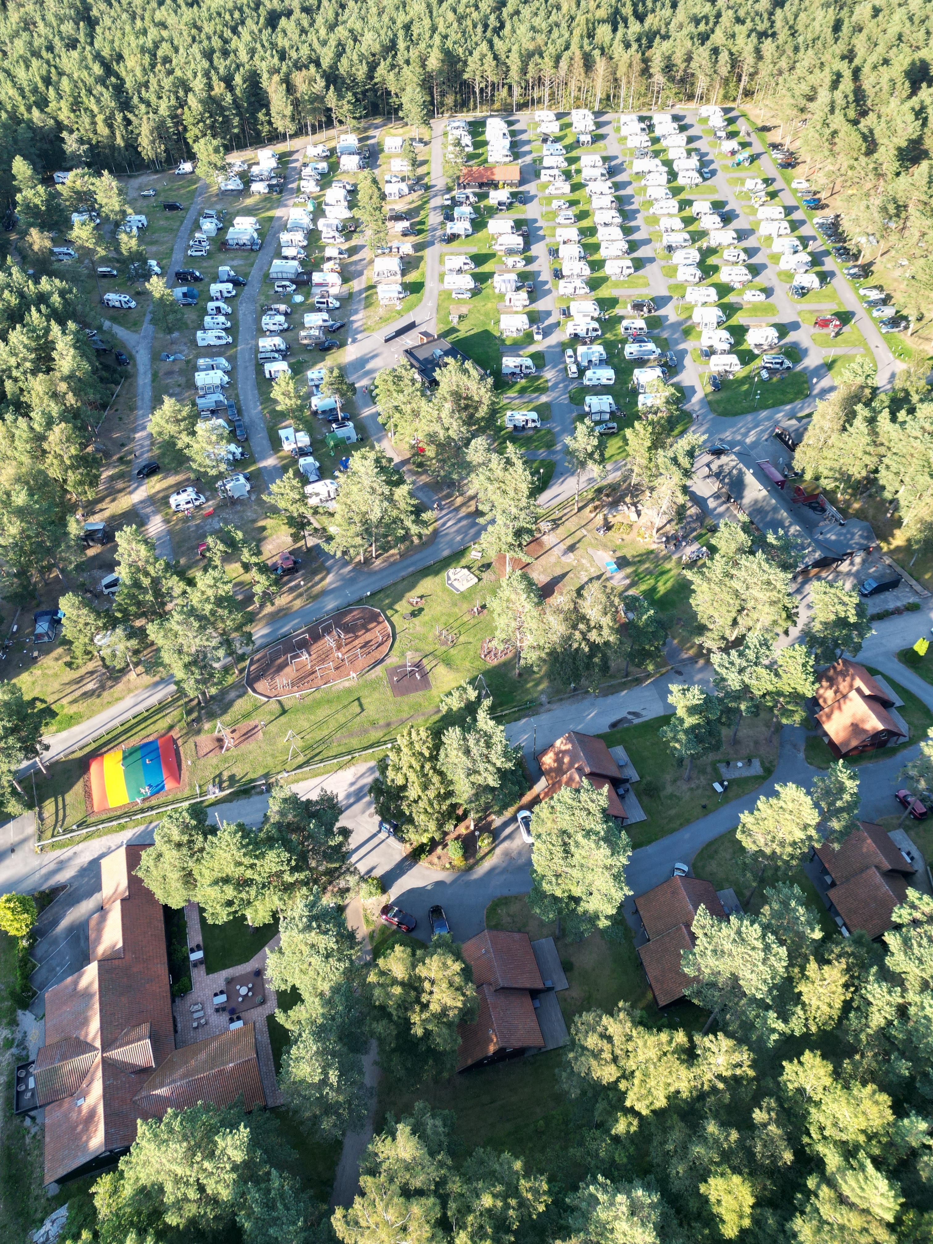 Oversikt over campingplassen, lekeplassen og hyttene på Topcamp Sjøsanden