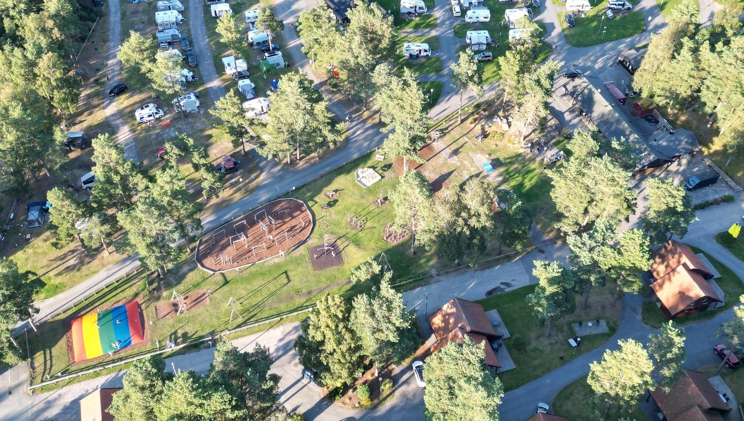 Oversikt over campingplassen, lekeplassen og hyttene på Topcamp Sjøsanden