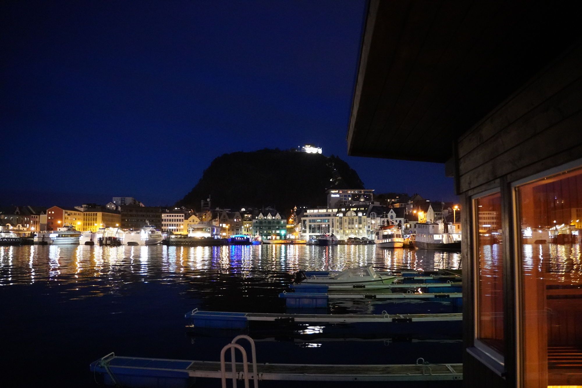 Fin utsikt til Aksla fra Svai Sauna ved Molja