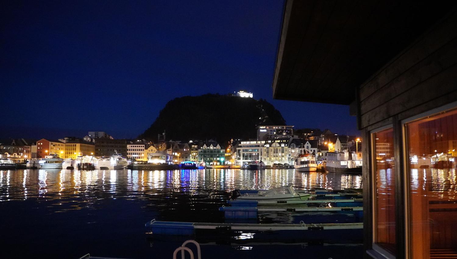 Fin utsikt til Aksla fra Svai Sauna ved Molja