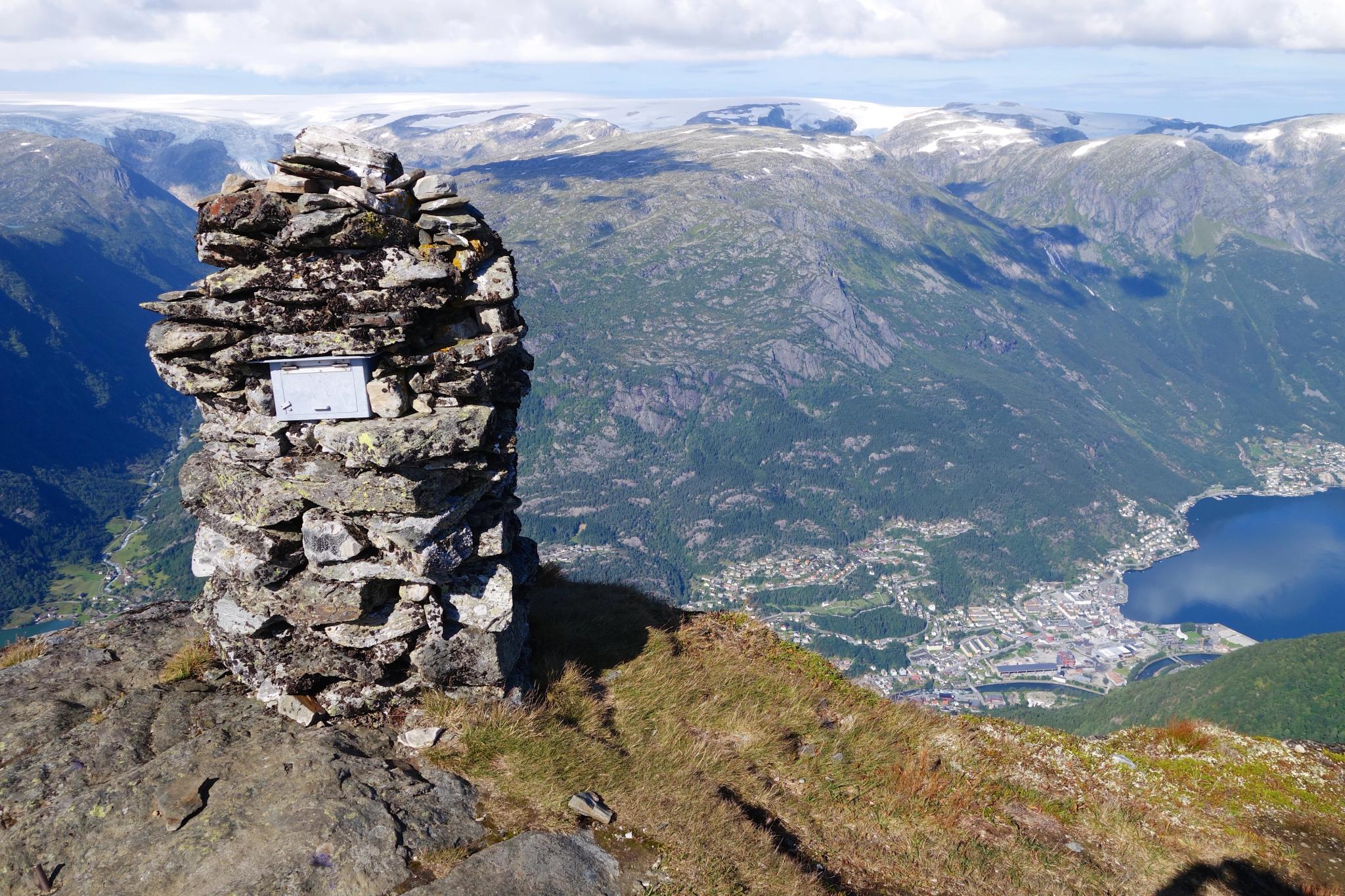 Varde på toppen av Rossnos med panoramautsikt over Odda og fjella i Hardanger.