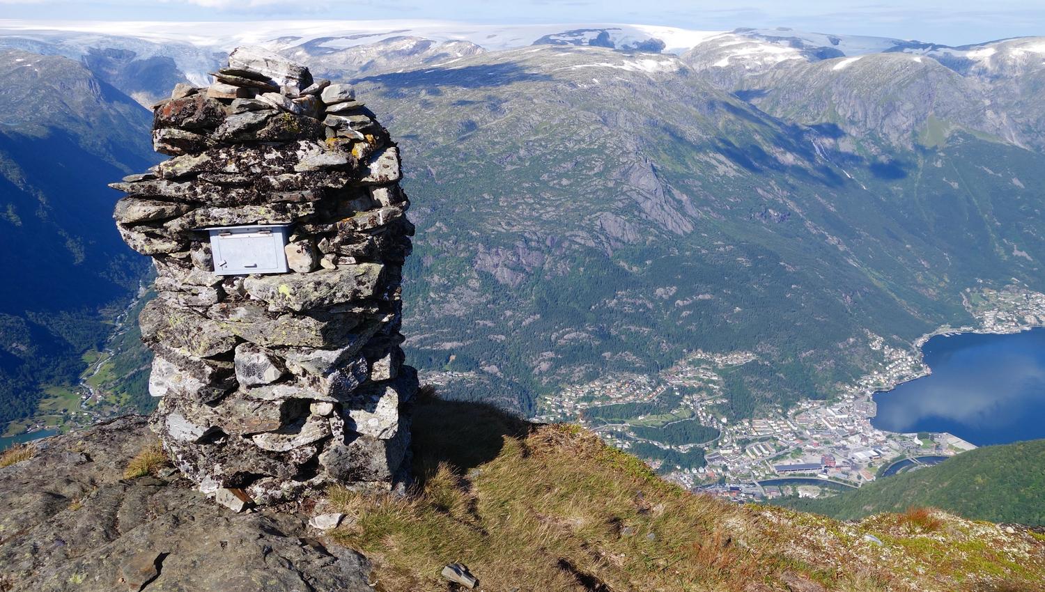 Varde på toppen av Rossnos med panoramautsikt over Odda og fjella i Hardanger.