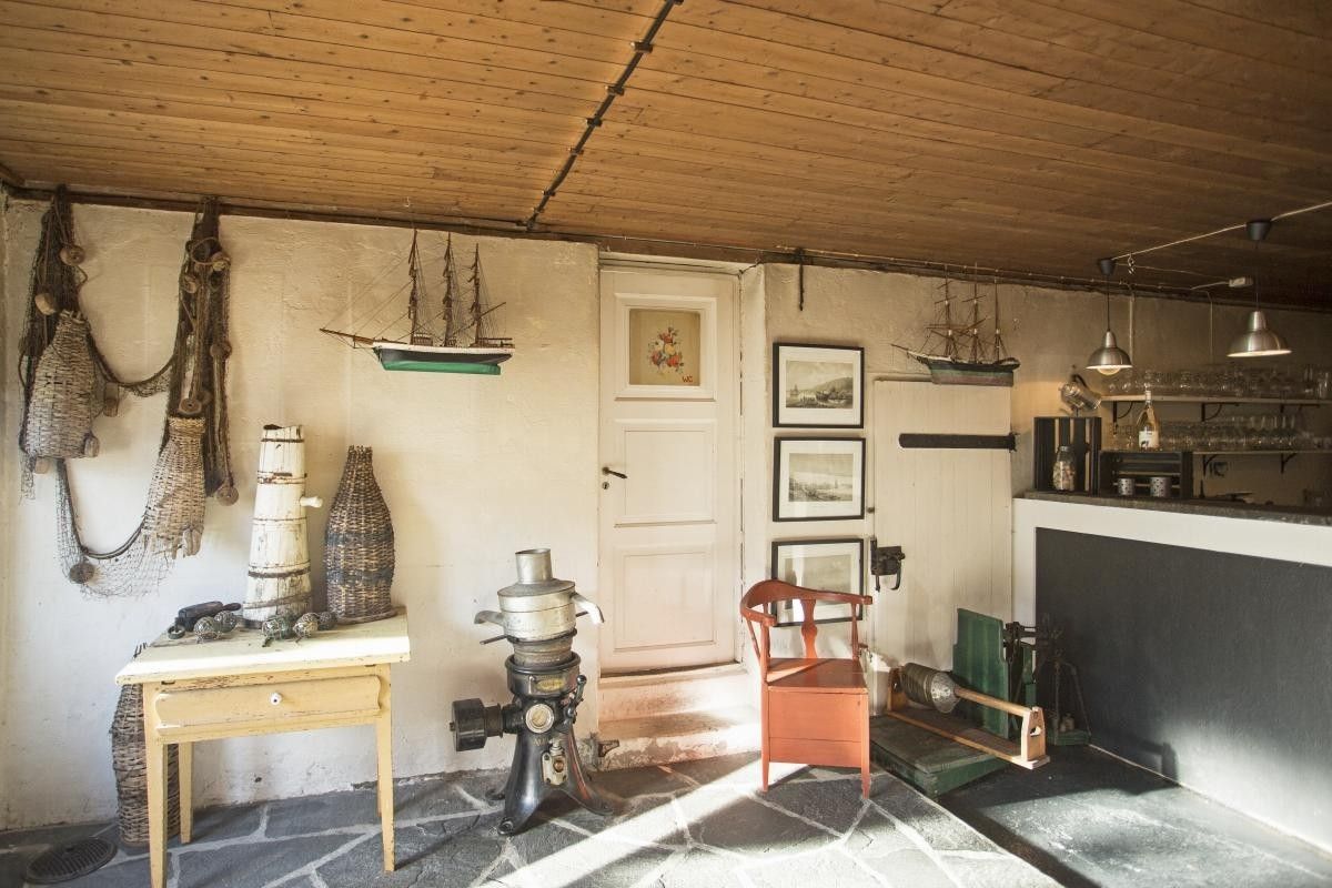 Sjarmerande interiør på Kramsjø i Herand, Hardanger, med maritimt tema og historiske detaljar.
