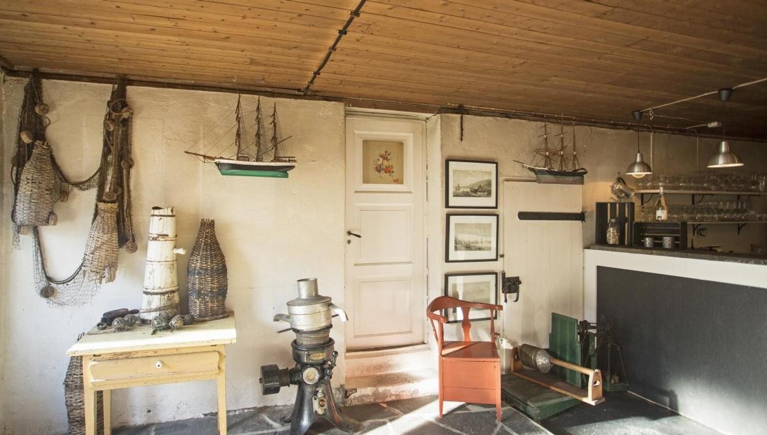 Sjarmerande interiør på Kramsjø i Herand, Hardanger, med maritimt tema og historiske detaljar.
