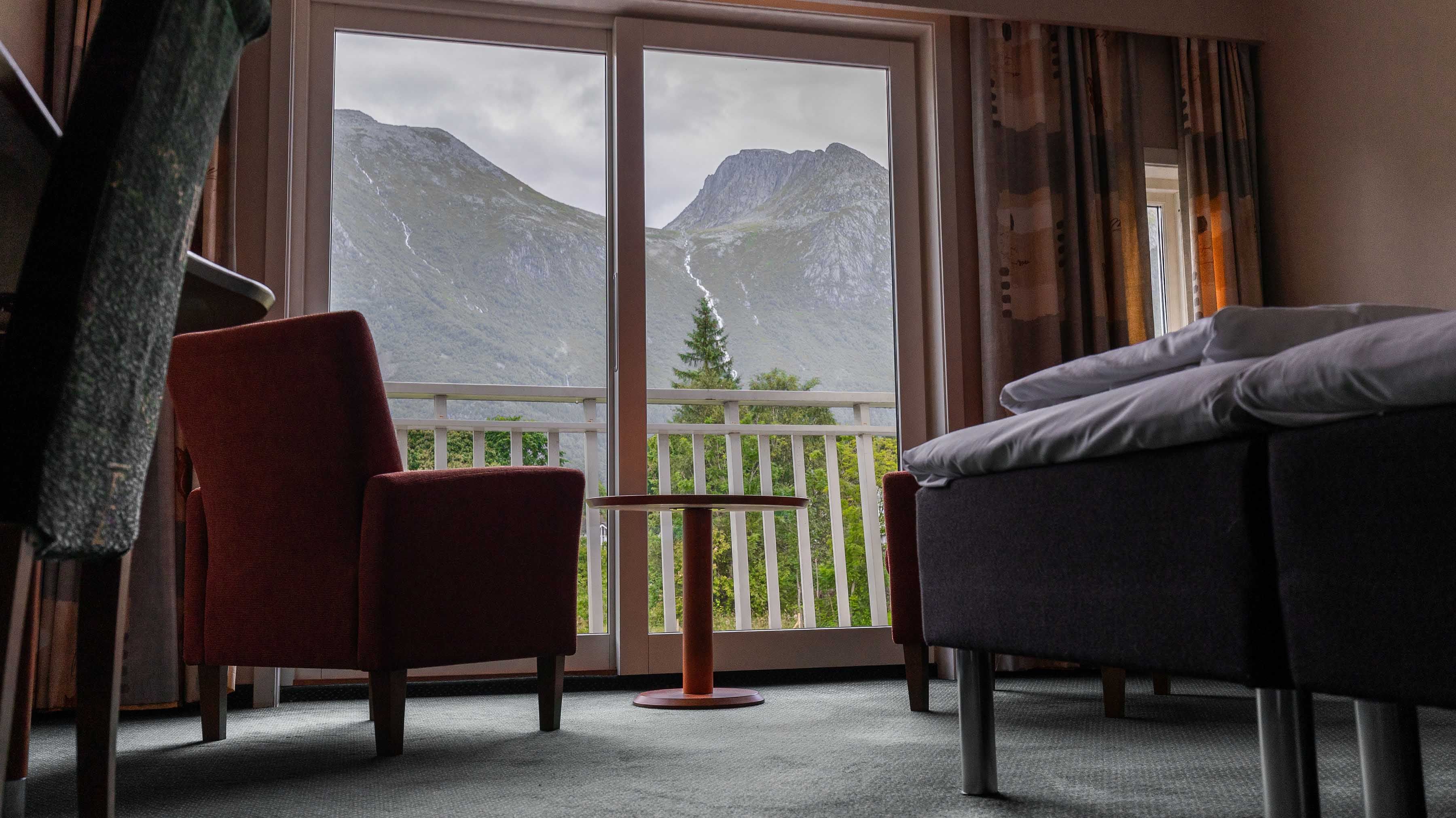 Fredfull utsikt mot fjell frå eit av hotellromma på Rosendal Fjordhotel.