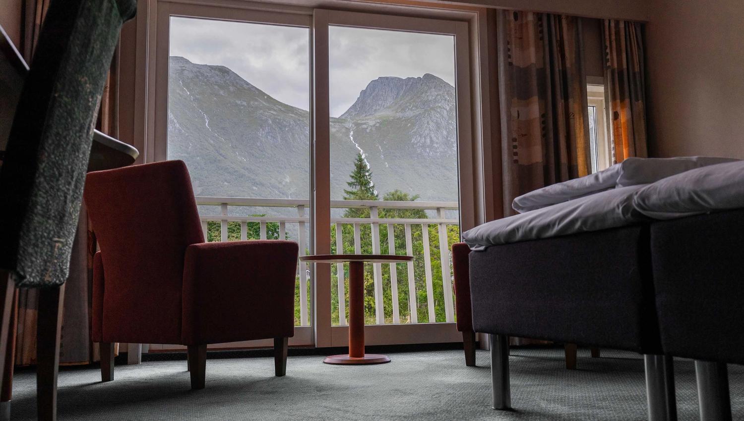 Fredfull utsikt mot fjell frå eit av hotellromma på Rosendal Fjordhotel.