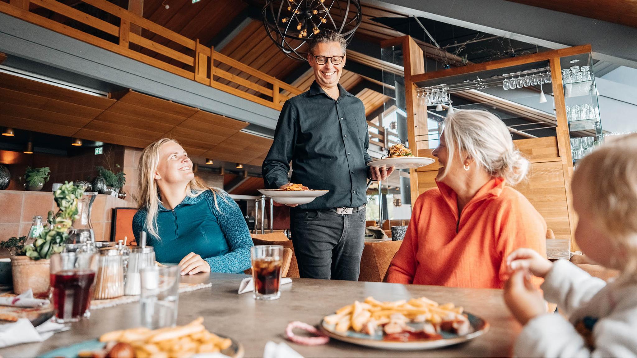 Servering av mat til restaurantgjster