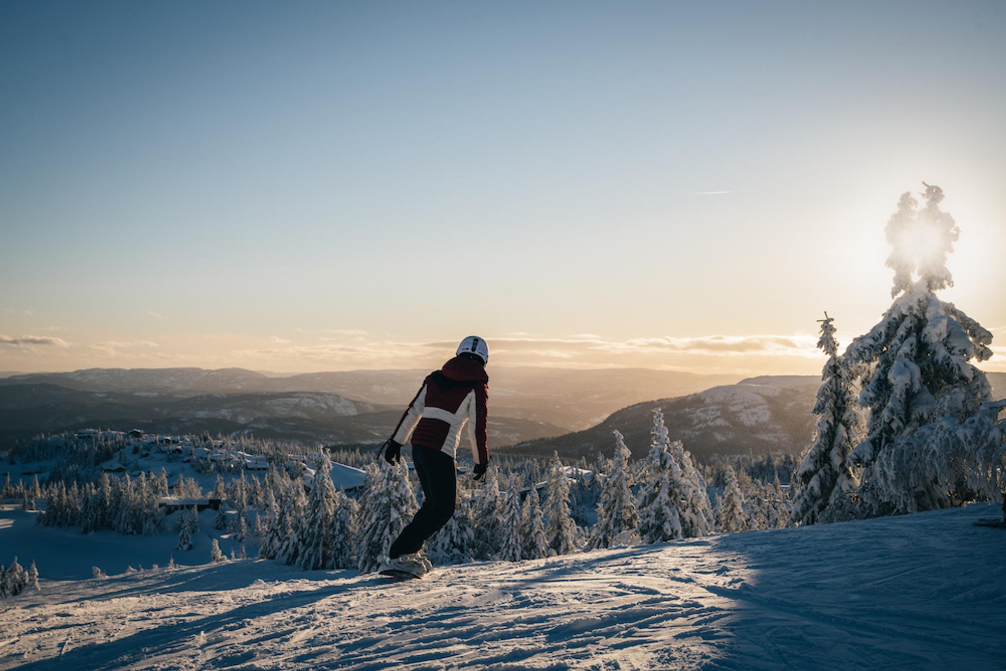 lady snowboarding at Lifjell ski center