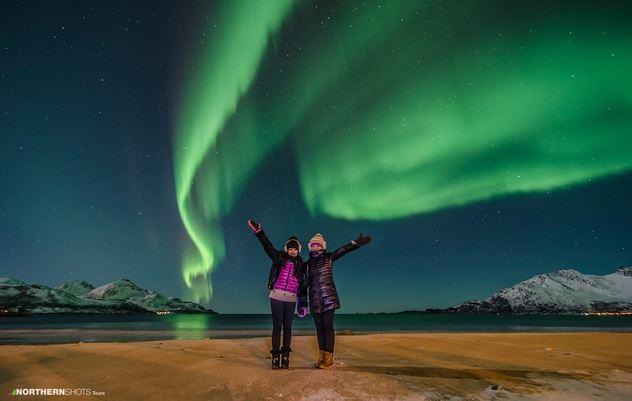 Two guests under the northern lightss