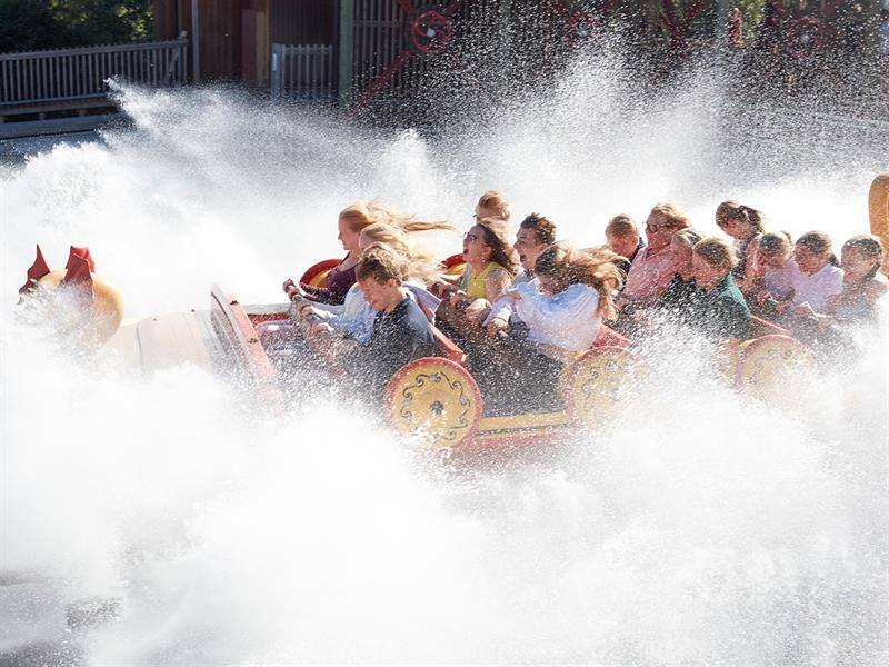 Berg og dalbane med vannsprut