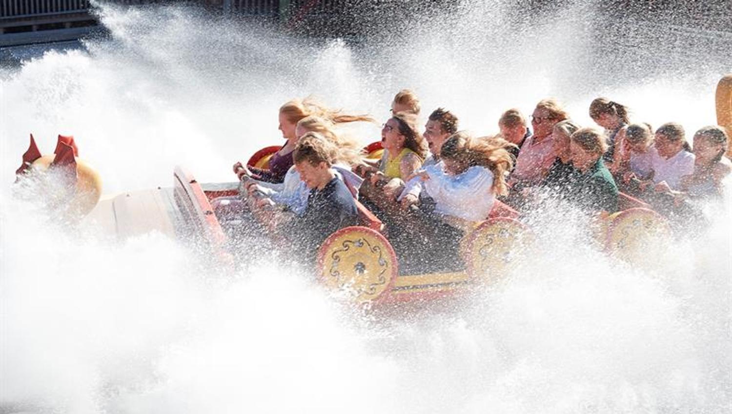 Berg og dalbane med vannsprut