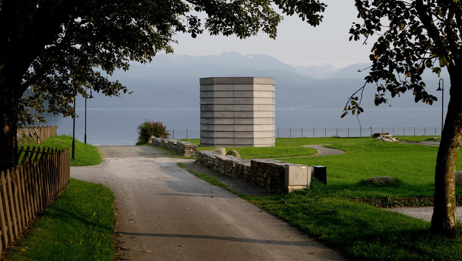 Hardanger Skyspace, omgitt av vakker natur med fjordutsikt i Hardanger.