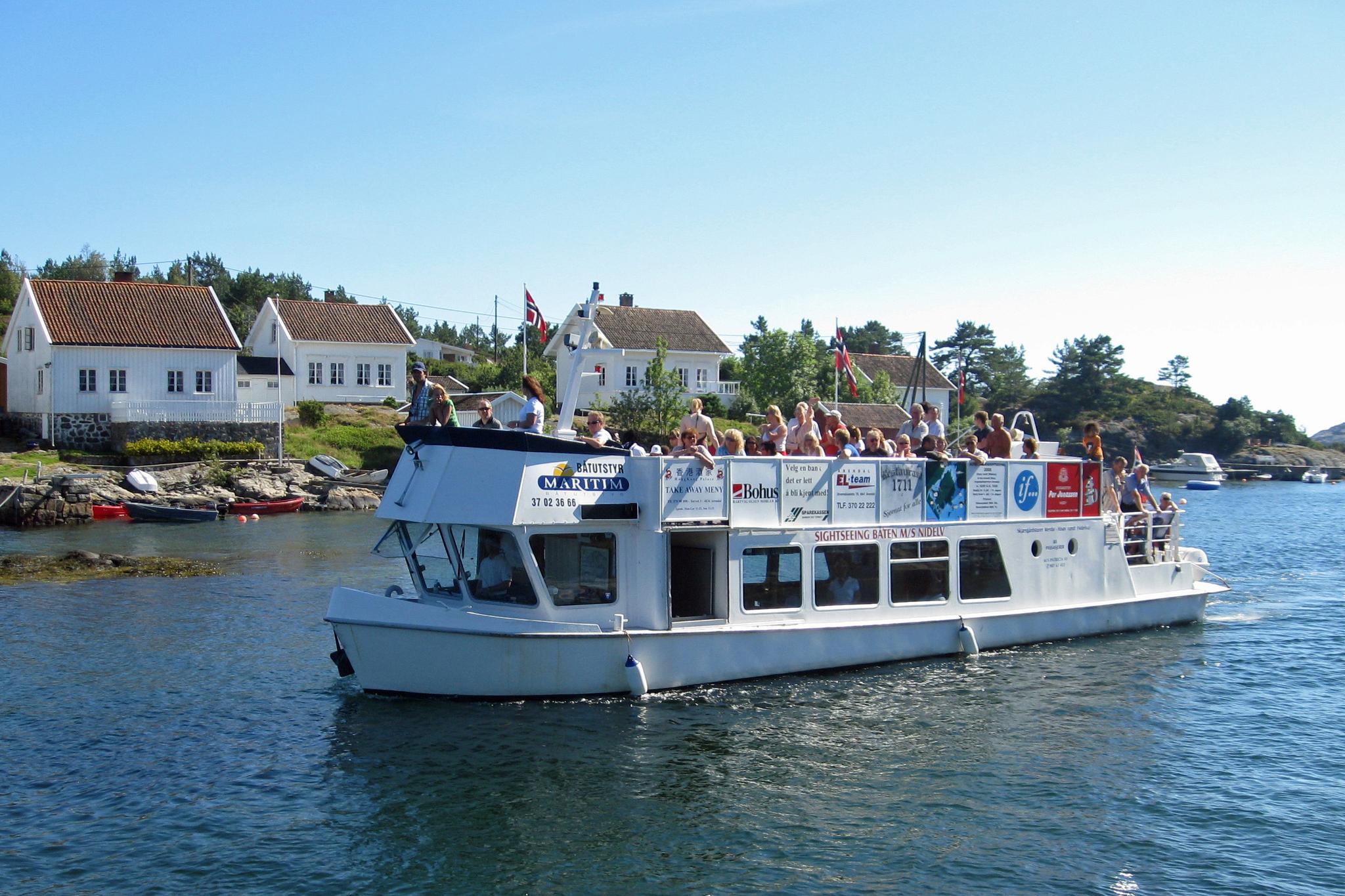 MS Nidelv på sightseeingtur i Havsøysund