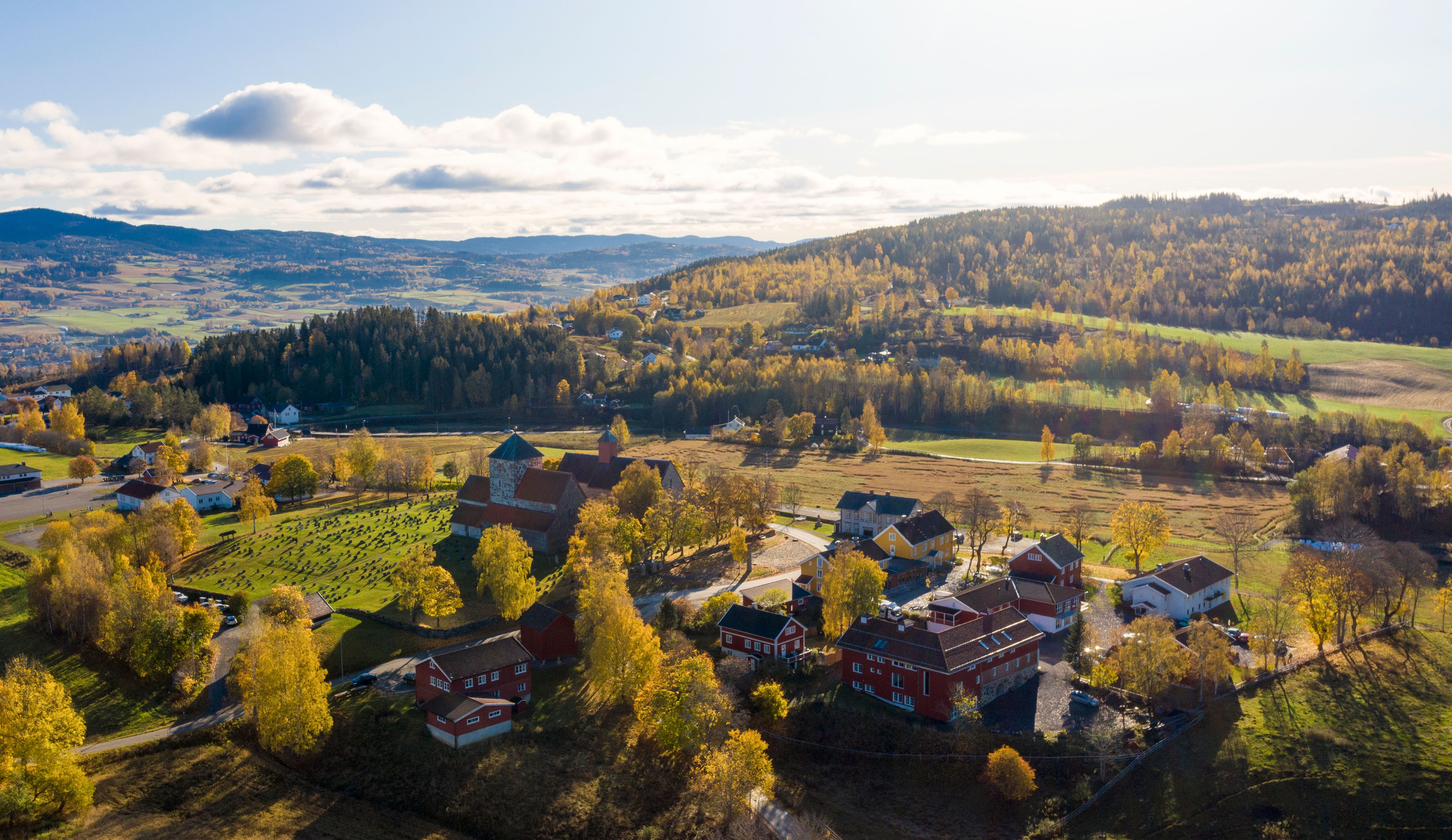 Dronebilde av Granavollen på Hadeland