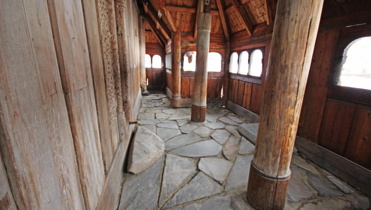 Svalgang til Heddal Stavkirke
