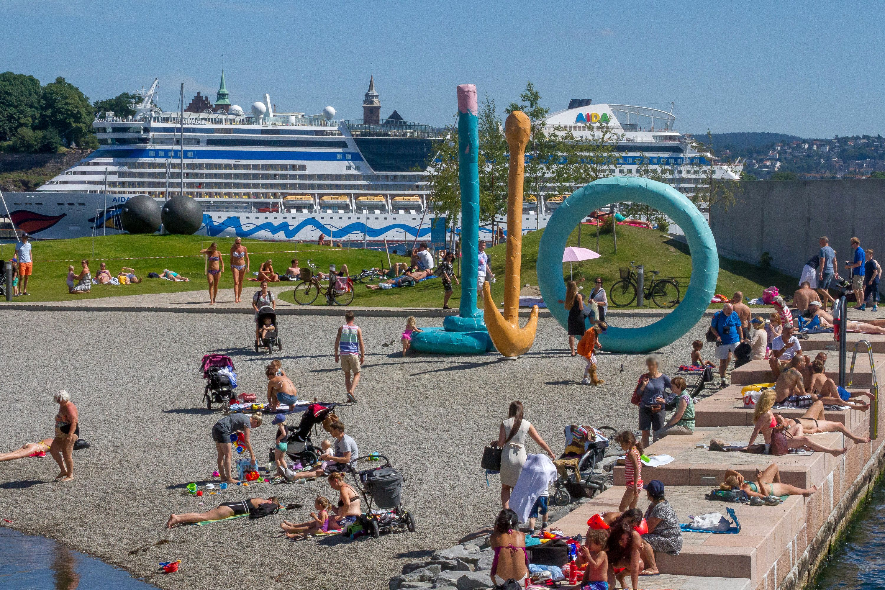 skulpturparken ved Astrup Fearnley museet med Akershus Festning og en cruisebåt i bakgrunnen