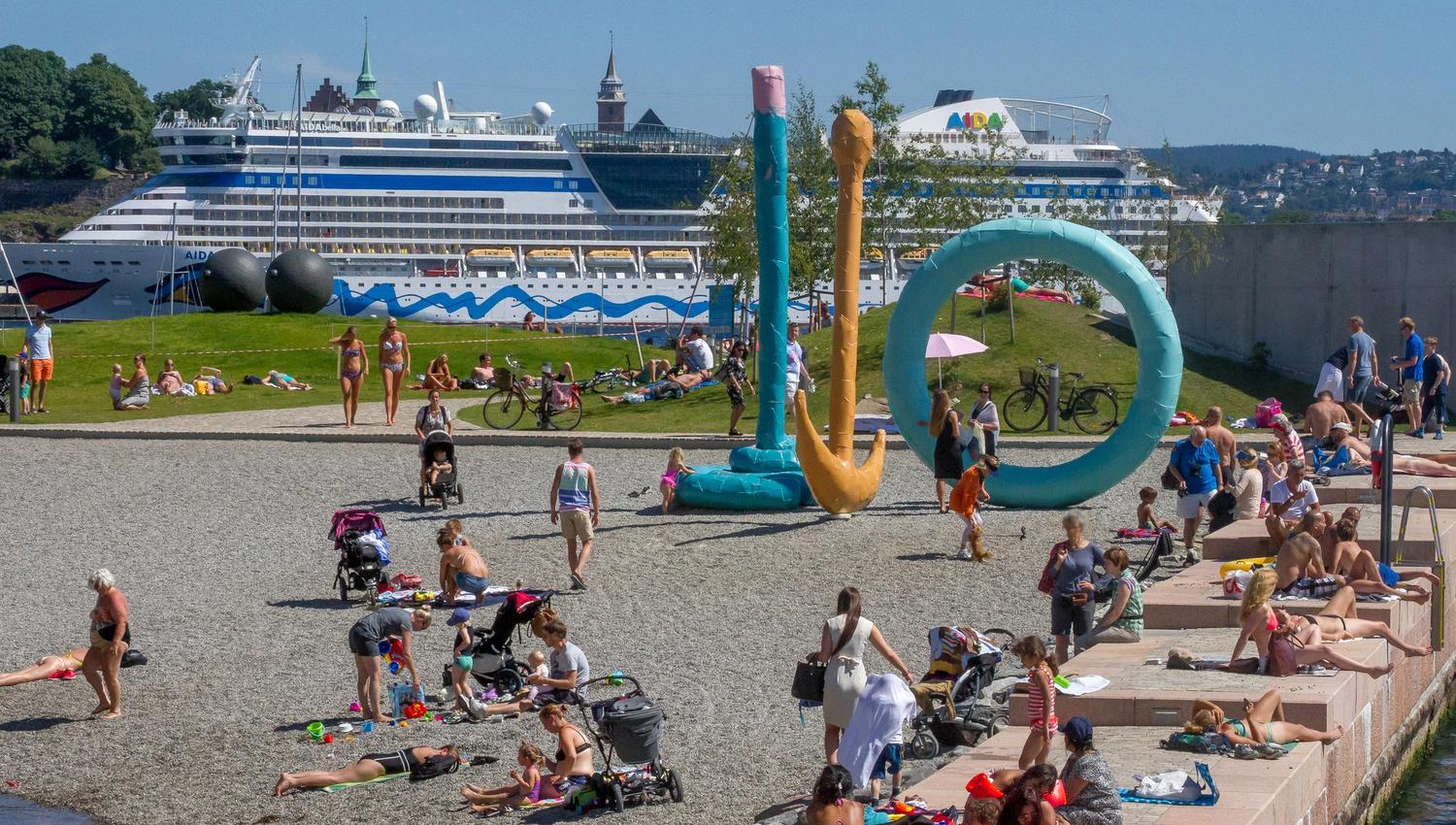 skulpturparken ved Astrup Fearnley museet med Akershus Festning og en cruisebåt i bakgrunnen
