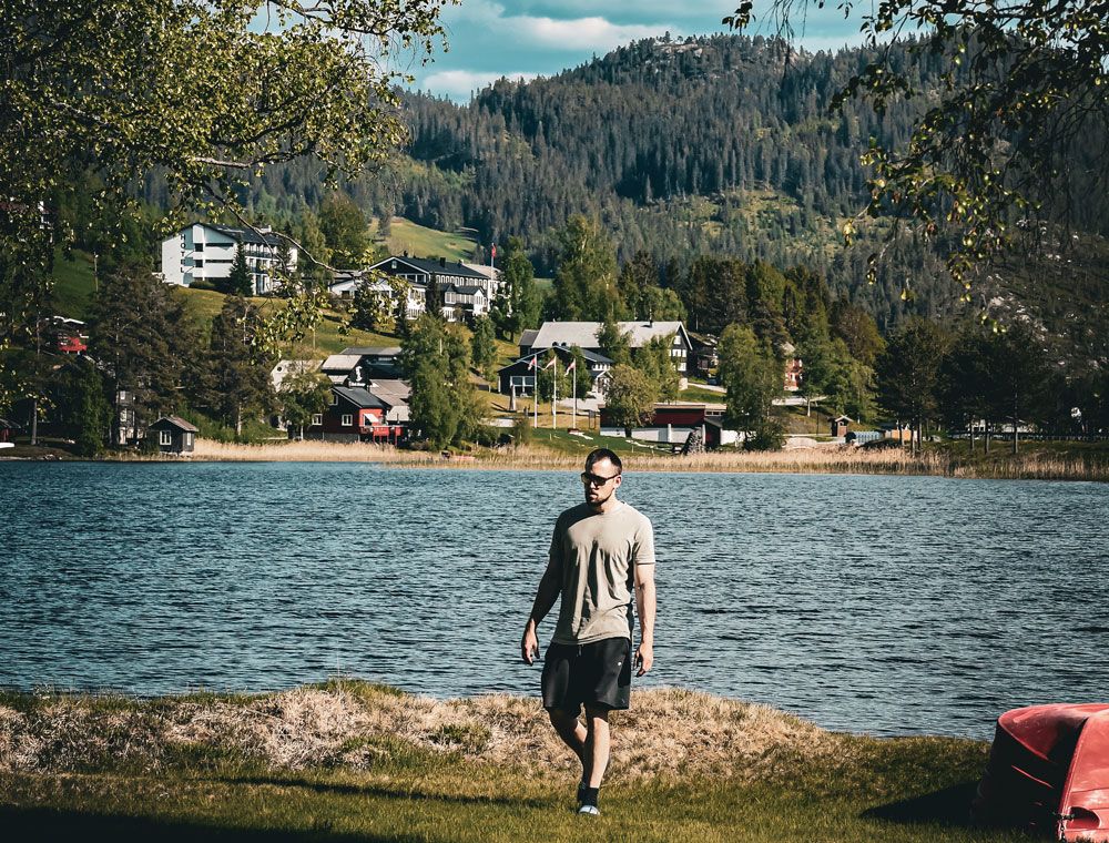 mann ved morgedalsvannet på Morgedal Camping & Lavvo Glamping