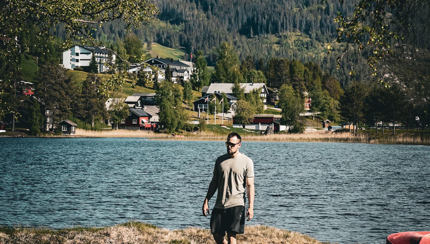 mann ved morgedalsvannet på Morgedal Camping & Lavvo Glamping