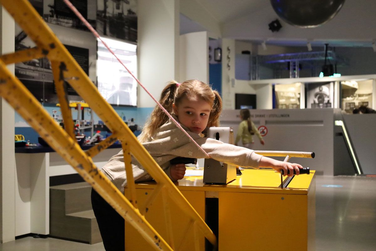 jente som leker på DuVerden