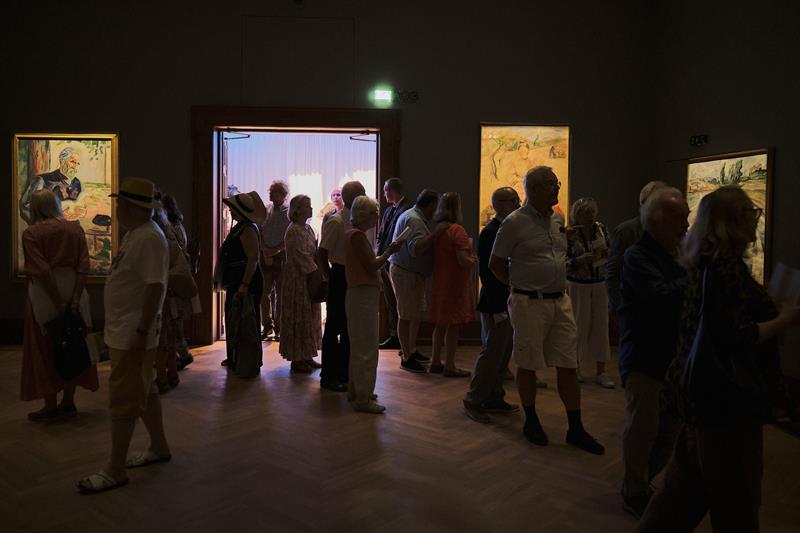 Gallery Ramme - people and paintings  